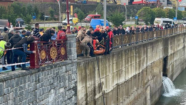 Rize'de öğrenci servisi ile çarpışan otomobil dereye düştü 11 yaralı 35