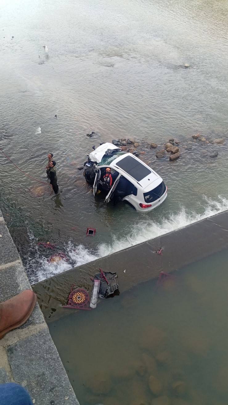 Rize'de öğrenci servisi ile çarpışan otomobil dereye düştü 11 yaralı 4