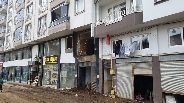 Rize'de heyelanın vurduğu binalarda iskana 3 kat sınırı 2