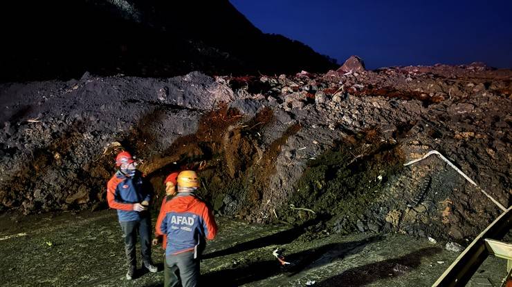 Artvin'de heyelan; Karadeniz Sahil Yolu ulaşıma kapandı 12