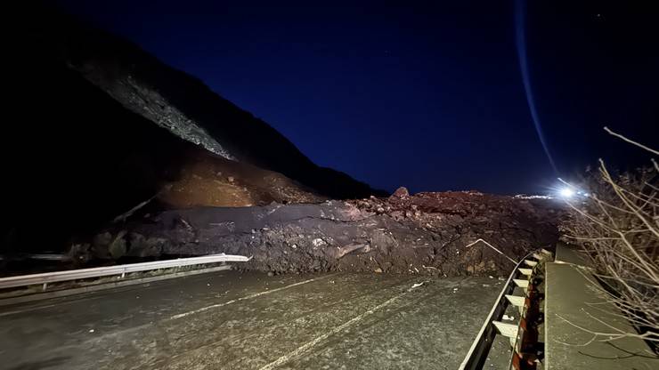 Artvin'de heyelan; Karadeniz Sahil Yolu ulaşıma kapandı 13