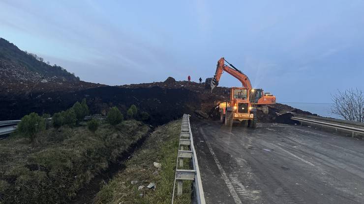 Artvin'de heyelan; Karadeniz Sahil Yolu ulaşıma kapandı 18