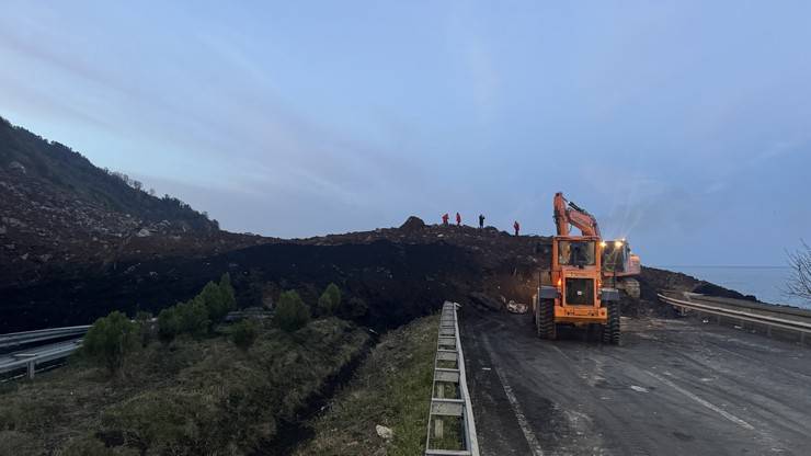 Artvin'de heyelan; Karadeniz Sahil Yolu ulaşıma kapandı 19