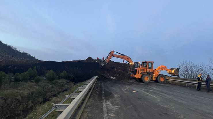 Artvin'de heyelan; Karadeniz Sahil Yolu ulaşıma kapandı 20