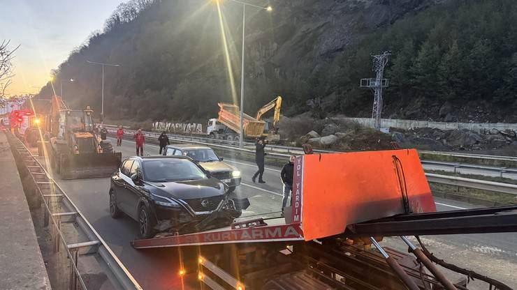 Artvin'de heyelan; Karadeniz Sahil Yolu ulaşıma kapandı 22