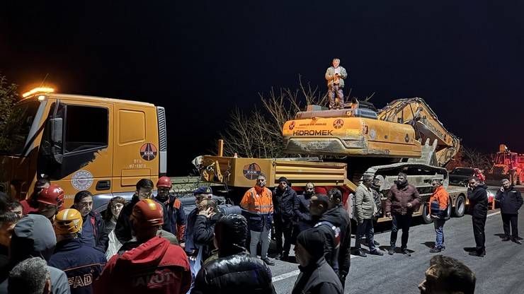 Artvin'de heyelan; Karadeniz Sahil Yolu ulaşıma kapandı 23