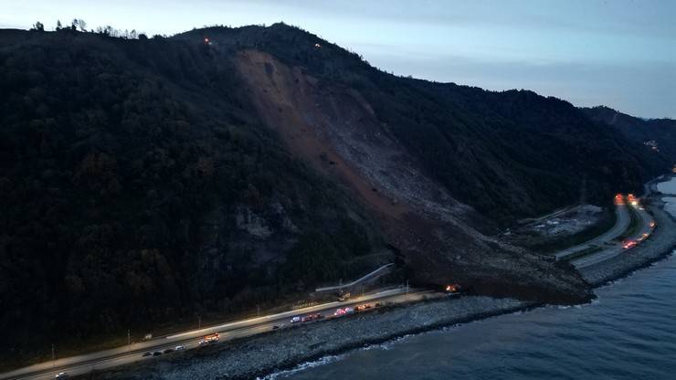 Artvin'de heyelan; Karadeniz Sahil Yolu ulaşıma kapandı 25