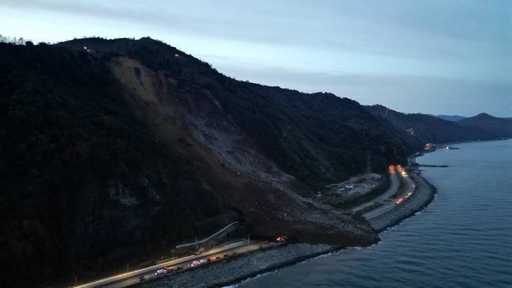 Artvin'de heyelan; Karadeniz Sahil Yolu ulaşıma kapandı 26