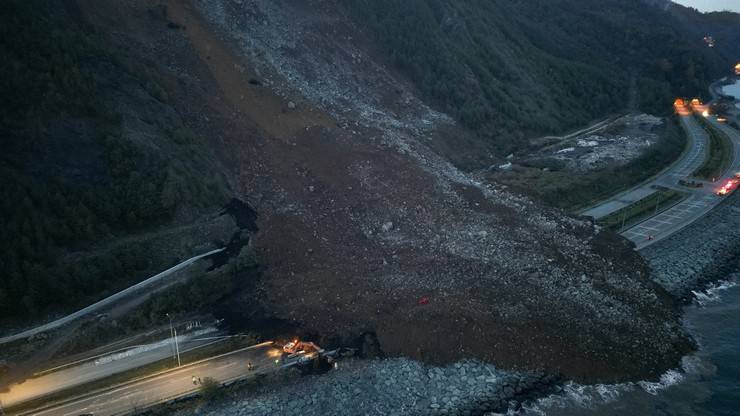 Artvin'de heyelan; Karadeniz Sahil Yolu ulaşıma kapandı 28