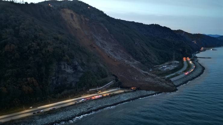 Artvin'de heyelan; Karadeniz Sahil Yolu ulaşıma kapandı 29