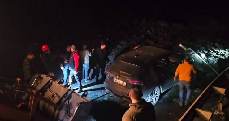 Artvin'de heyelan; Karadeniz Sahil Yolu ulaşıma kapandı 3