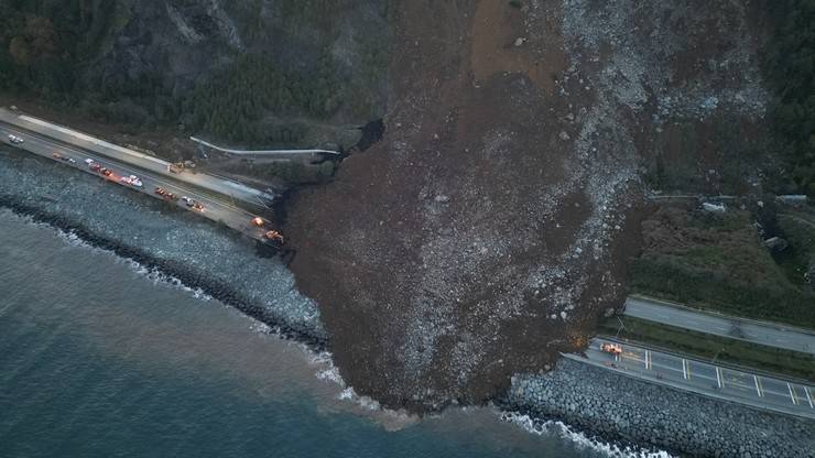 Artvin'de heyelan; Karadeniz Sahil Yolu ulaşıma kapandı 31