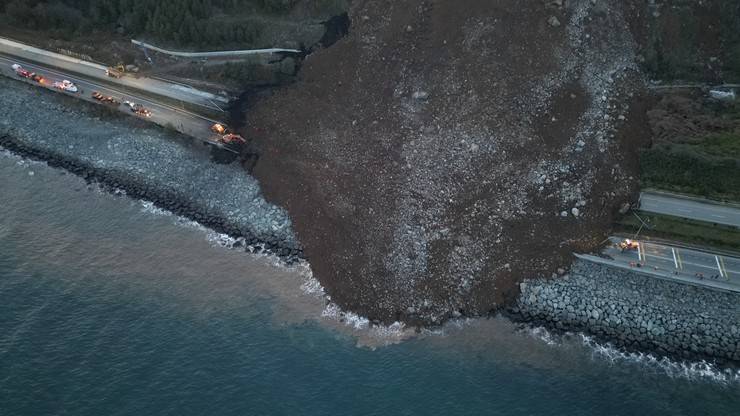 Artvin'de heyelan; Karadeniz Sahil Yolu ulaşıma kapandı 32