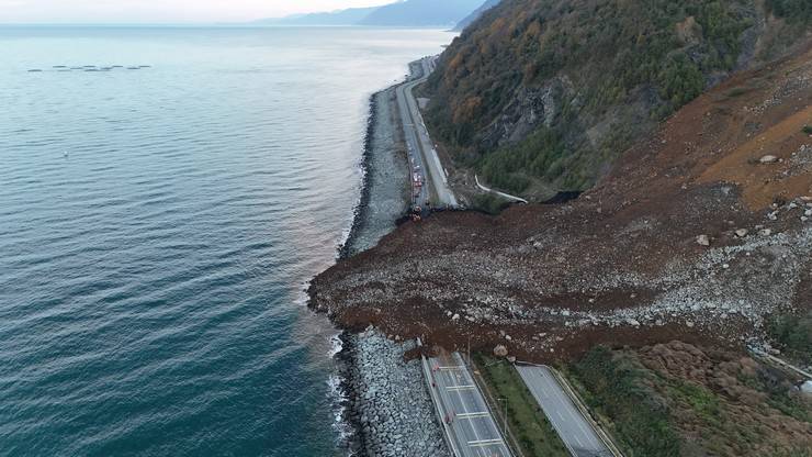 Artvin'de heyelan; Karadeniz Sahil Yolu ulaşıma kapandı 34