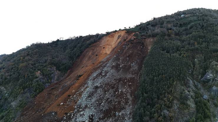 Artvin'de heyelan; Karadeniz Sahil Yolu ulaşıma kapandı 35