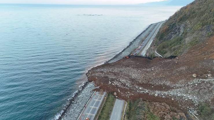 Artvin'de heyelan; Karadeniz Sahil Yolu ulaşıma kapandı 37