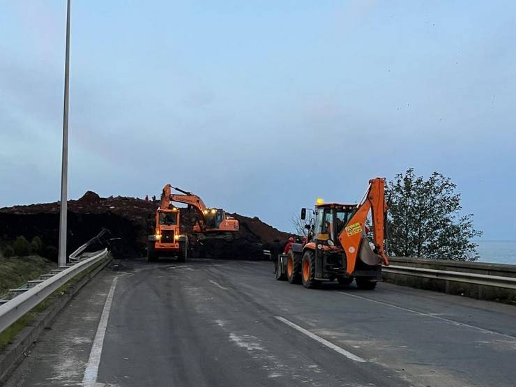 Artvin'de heyelan; Karadeniz Sahil Yolu ulaşıma kapandı 38