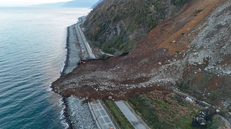 Artvin'de heyelan; Karadeniz Sahil Yolu ulaşıma kapandı 39