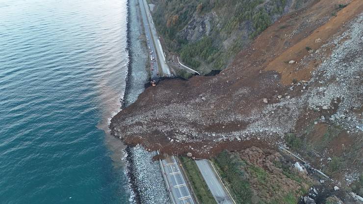 Artvin'de heyelan; Karadeniz Sahil Yolu ulaşıma kapandı 40