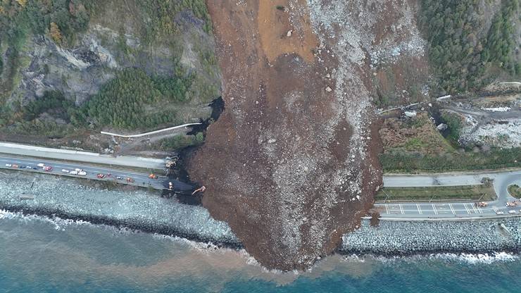 Artvin'de heyelan; Karadeniz Sahil Yolu ulaşıma kapandı 41