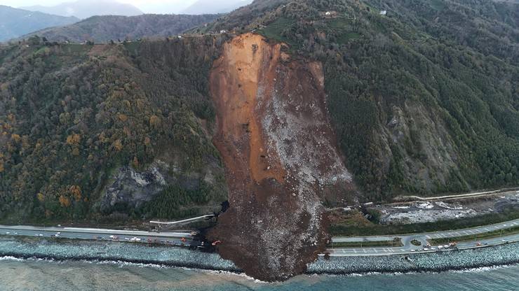 Artvin'de heyelan; Karadeniz Sahil Yolu ulaşıma kapandı 42