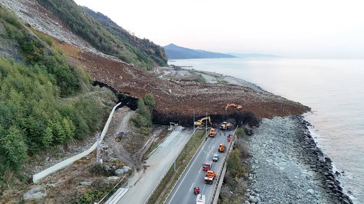 Artvin'de heyelan; Karadeniz Sahil Yolu ulaşıma kapandı 44