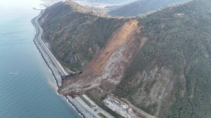 Artvin'de heyelan; Karadeniz Sahil Yolu ulaşıma kapandı 48