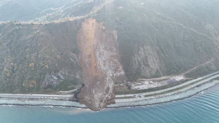 Artvin'de heyelan; Karadeniz Sahil Yolu ulaşıma kapandı 49