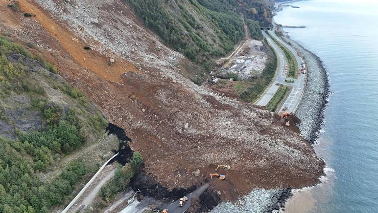 Artvin'de heyelan; Karadeniz Sahil Yolu ulaşıma kapandı 50