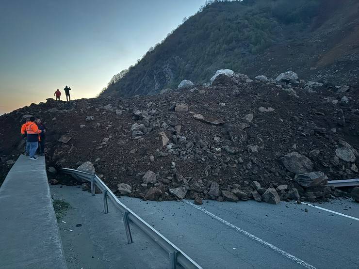 Artvin'de heyelan; Karadeniz Sahil Yolu ulaşıma kapandı 51