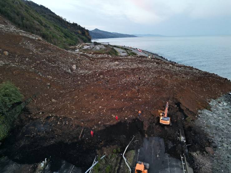 Artvin'de heyelan; Karadeniz Sahil Yolu ulaşıma kapandı 52