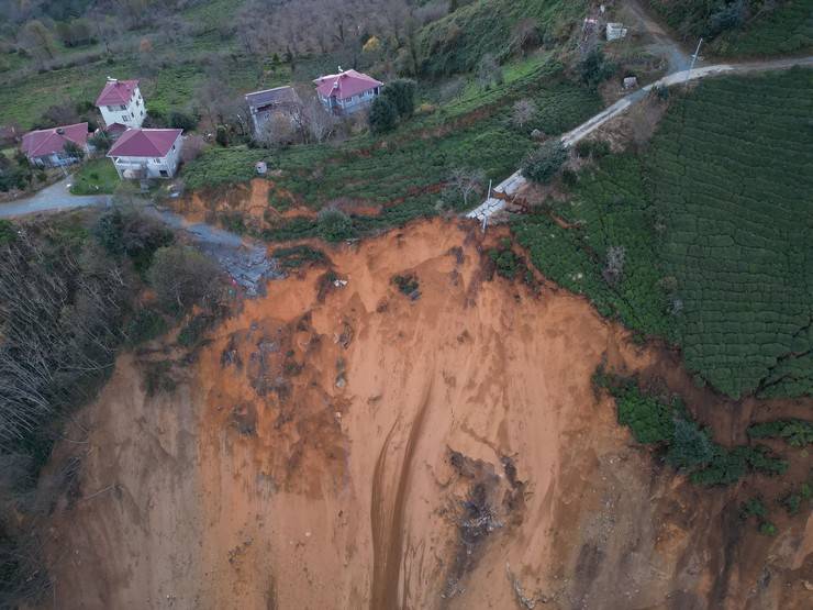 Artvin'de heyelan; Karadeniz Sahil Yolu ulaşıma kapandı 53