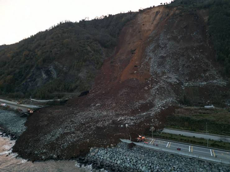 Artvin'de heyelan; Karadeniz Sahil Yolu ulaşıma kapandı 54