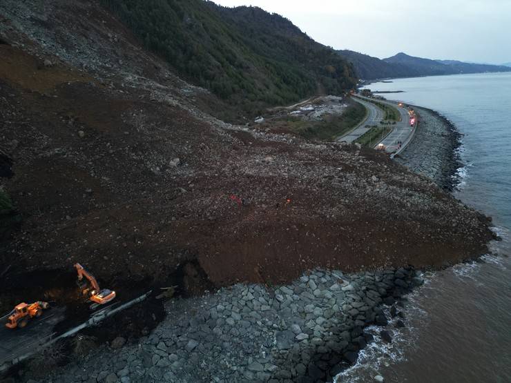 Artvin'de heyelan; Karadeniz Sahil Yolu ulaşıma kapandı 56