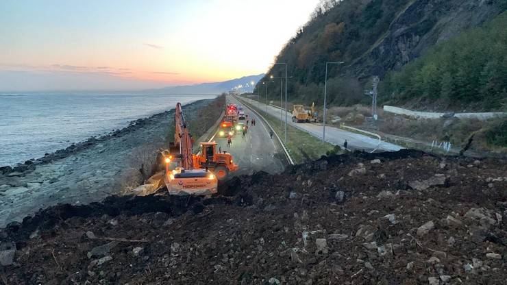 Artvin'de heyelan; Karadeniz Sahil Yolu ulaşıma kapandı 57