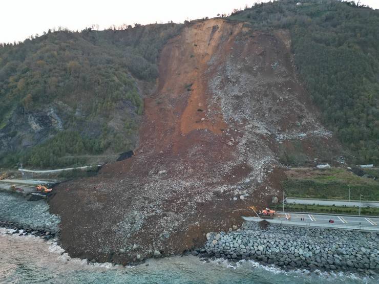 Artvin'de heyelan; Karadeniz Sahil Yolu ulaşıma kapandı 58