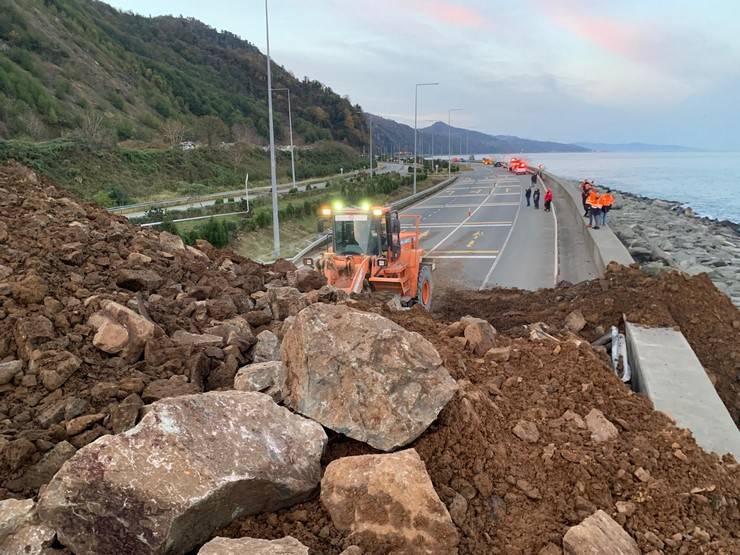 Artvin'de heyelan; Karadeniz Sahil Yolu ulaşıma kapandı 59