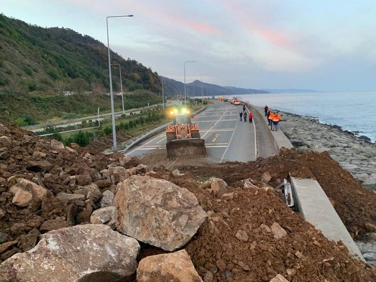 Artvin'de heyelan; Karadeniz Sahil Yolu ulaşıma kapandı 60