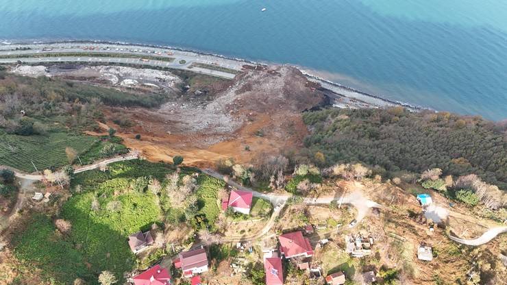 Artvin'de heyelan; Karadeniz Sahil Yolu ulaşıma kapandı 62