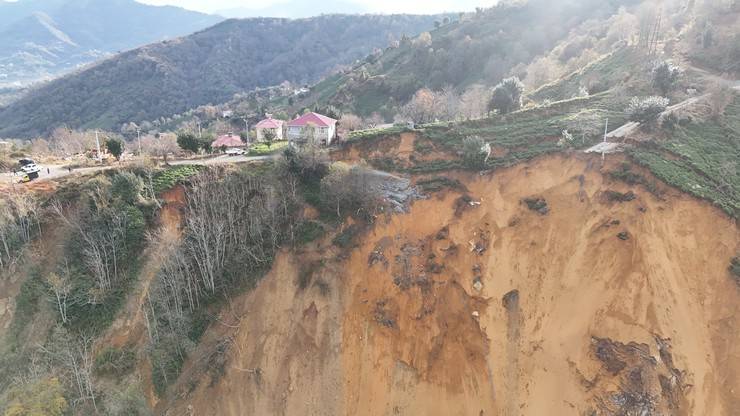 Artvin'de heyelan; Karadeniz Sahil Yolu ulaşıma kapandı 63