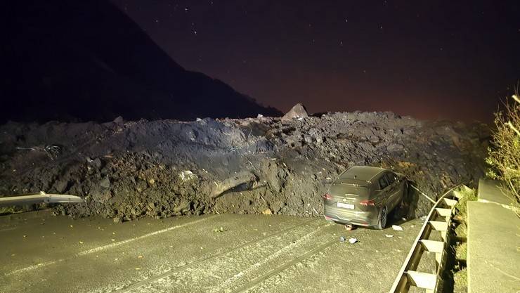 Artvin'de heyelan; Karadeniz Sahil Yolu ulaşıma kapandı 9