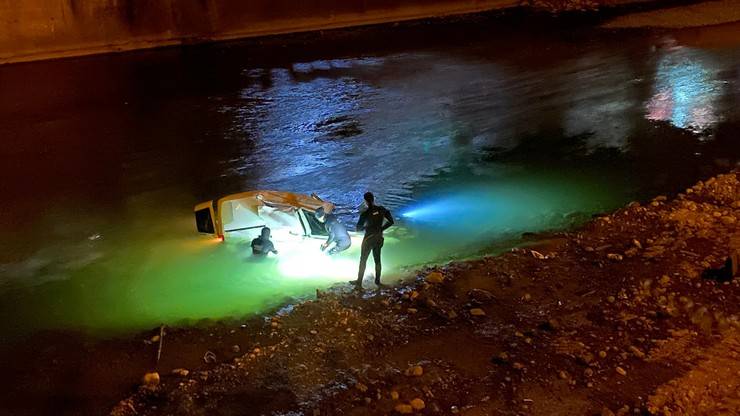 Hopa’da feci kaza... Kontrolden çıkan araç dereye uçtu: 1 ölü, 2 yaralı 1