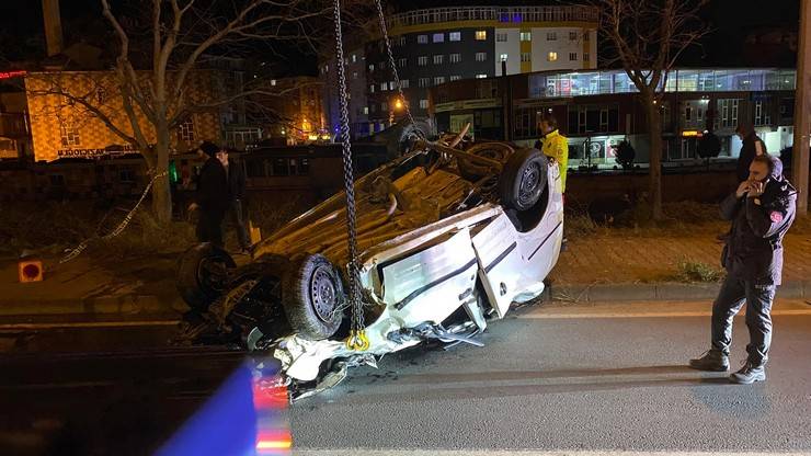 Hopa’da feci kaza... Kontrolden çıkan araç dereye uçtu: 1 ölü, 2 yaralı 10