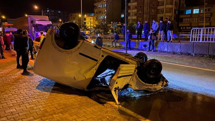 Hopa’da feci kaza... Kontrolden çıkan araç dereye uçtu: 1 ölü, 2 yaralı 11