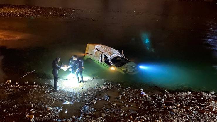 Hopa’da feci kaza... Kontrolden çıkan araç dereye uçtu: 1 ölü, 2 yaralı 3