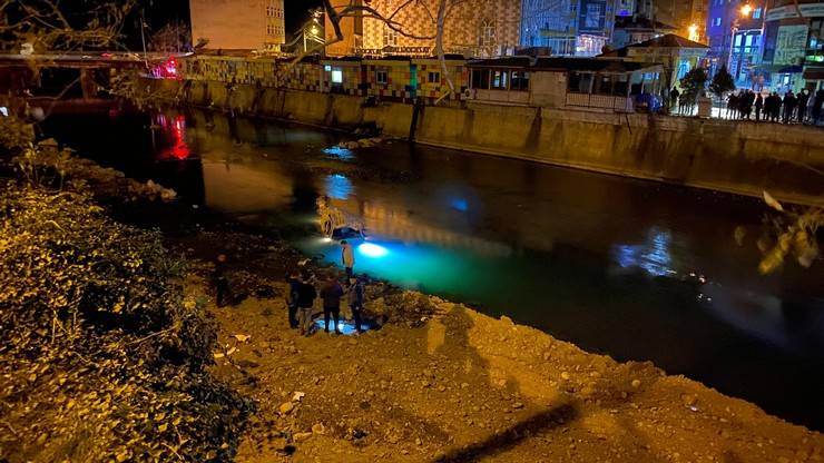 Hopa’da feci kaza... Kontrolden çıkan araç dereye uçtu: 1 ölü, 2 yaralı 5