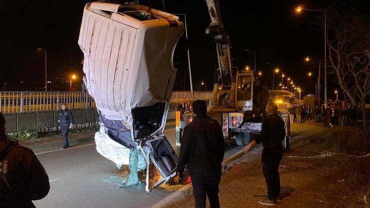 Hopa’da feci kaza... Kontrolden çıkan araç dereye uçtu: 1 ölü, 2 yaralı 8