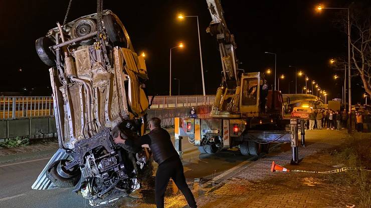 Hopa’da feci kaza... Kontrolden çıkan araç dereye uçtu: 1 ölü, 2 yaralı 9