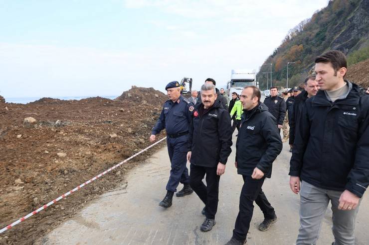 Giresunlu kayıp gençlerin içinde bulunduğu araca ulaşıldı 13