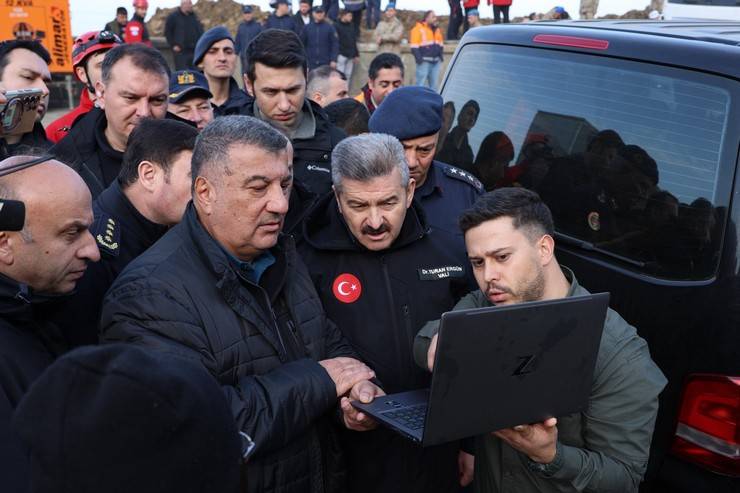 Giresunlu kayıp gençlerin içinde bulunduğu araca ulaşıldı 16